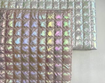 Glanzende iriserende lasergeruite gewatteerde stof, magisch glanzende gewatteerde stof, designerstof, tas- of bekledingsstof, jasstof