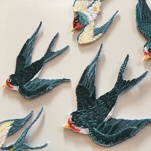 TH Set Of 2 Tiny. Mini Black Red Little Bird Tattoo Swallow Dove Sparrow Cute Cartoon1 Logo Patches Sew Iron On Embroidered Applique Badge Sign Patch Clothing Costume - Foto 4