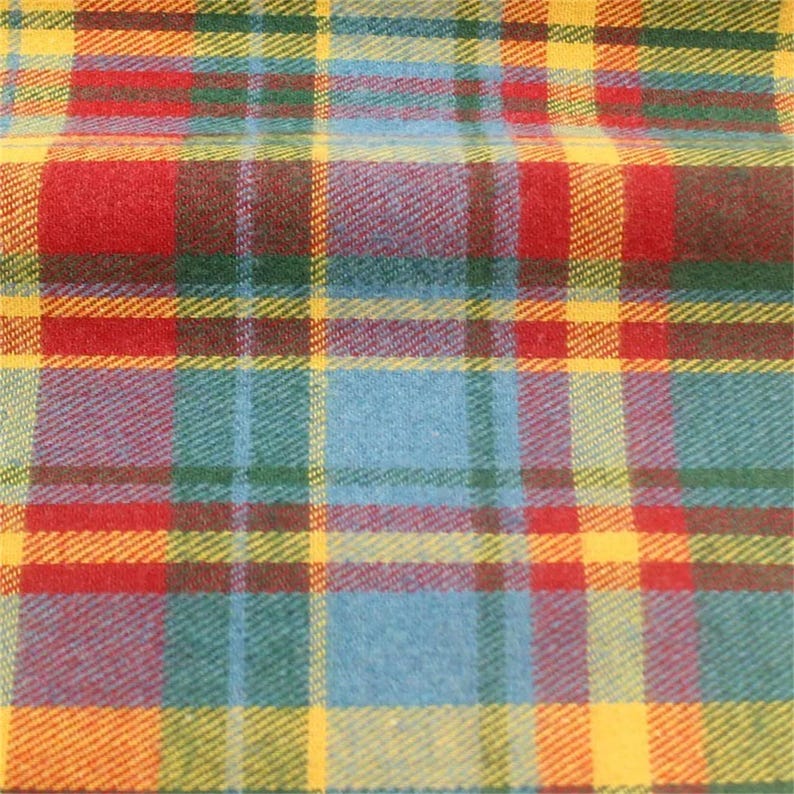 K&ouml;nnte beinhalten: Nahaufnahme eines farbenfrohen karierten Stoffes. Das Muster weist sich kreuzende Linien in Rot, Gelb, Gr&uuml;n und Blau auf. Der Stoff hat ein strukturiertes Aussehen, was auf ein gewebtes Material hindeutet.