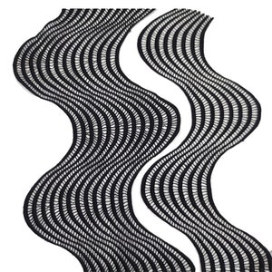 Peut inclure: Garniture en dentelle noire avec un motif ondulé. La garniture est faite de dentelle délicate et complexe et a un bord festonné.