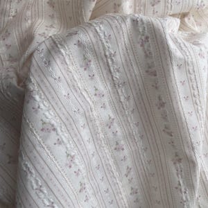 Mooi roze boeket bloemenprints stof, strepen jacquard katoenweefsel, voor cocktailjurk, kostuumontwerp, damesjurk, jurk
