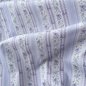Elfen Lila Blumen Streifen Baumwollstoff, winziger Karostoff, Schleifenbedruckter Stoff, Kleiderstoff, Baumwollstoff mit Blumenmuster