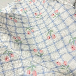 Gaze de coton double épaisseur douce, carreaux bleus et fleurs de tulipes roses pour la maison, pyjama, serviette de sueur, tout-petit, couverture