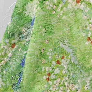 K&ouml;nnte beinhalten: Stoff mit einem gr&uuml;nen, impressionistischen Design mit wei&szlig;en und roten Blumen und blauen Akzenten. Das Kunstwerk erinnert an einen &uuml;ppigen Garten oder eine Wiese, mit sichtbaren Pinselstrichen und einer strukturierten Optik.