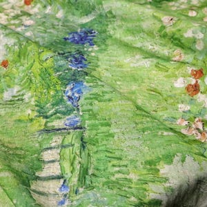 K&ouml;nnte beinhalten: Stoff mit einem impressionistischen Gem&auml;ldedesign in Gr&uuml;n, Blau und Wei&szlig;. Das Kunstwerk zeigt eine Landschaft mit einem Pfad, Blumen und B&auml;umen. Der Stoff hat ein strukturiertes Aussehen mit sichtbaren Pinselstrichen und Farbvariationen.