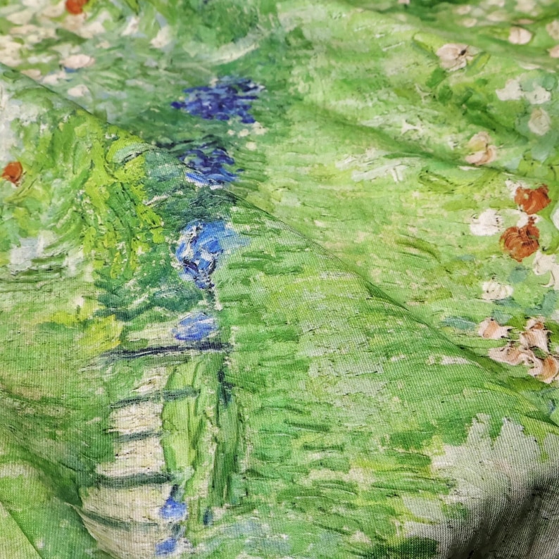 K&ouml;nnte beinhalten: Stoff mit einem impressionistischen Gem&auml;ldedesign in Gr&uuml;n, Blau und Wei&szlig;. Das Kunstwerk zeigt eine Landschaft mit einem Pfad, Blumen und B&auml;umen. Der Stoff hat ein strukturiertes Aussehen mit sichtbaren Pinselstrichen und Farbvariationen.