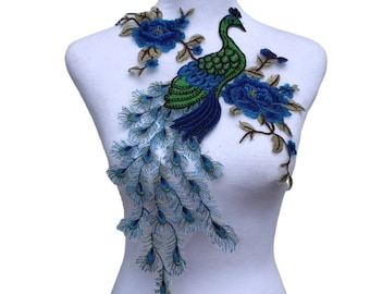 牡丹の花をあしらった孔雀の刺繍アップリケ、コスチュームデザイン、ドレス装飾、ボディス、ジーンズ、ジャケット用のヴィンテージ孔雀パッチ、1 枚