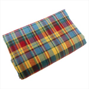 K&ouml;nnte beinhalten: Gefalteter Stoff mit Karomuster in einem lebendigen Muster aus Rot, Blau, Gelb und Gr&uuml;n. Der Stoff weist ein klassisches Tartan-Design mit sich kreuzenden Linien auf, die ein gitterartiges Aussehen erzeugen. Der Stoff wird wahrscheinlich f&uuml;r Kleidung oder Heimdekoration verwendet.