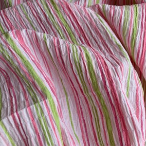 Tessuto a righe irregolari arcobaleno, misto policotone, crêpe rosa e verde per abbigliamento, costumi, trapunte, pantaloni, camicie e abiti per le vacanze, 1 iarda