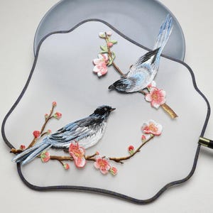 Fantastisk broderad fågelapplikationslapp, blommig fågellapp, skataapplikation, för kappa, t-shirt, jacka, kostymdesign