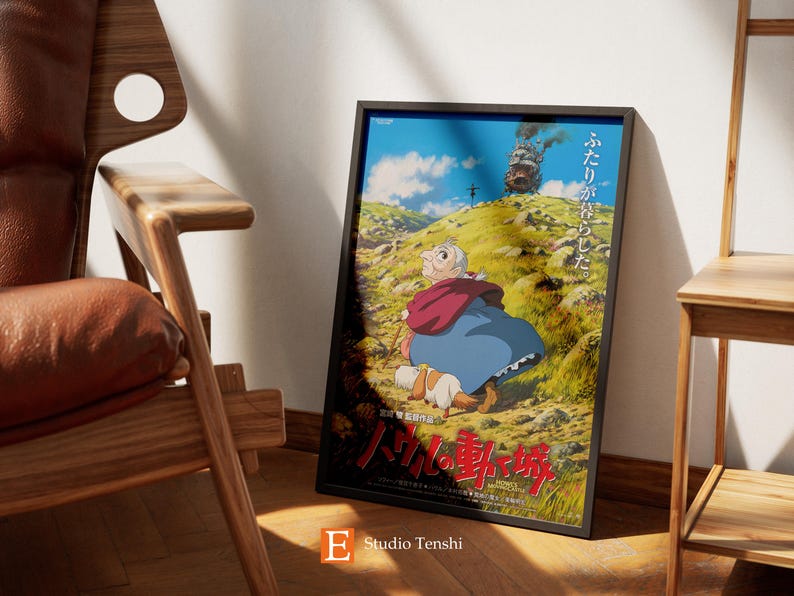 Puede incluir: Un p&oacute;ster enmarcado en negro con una ilustraci&oacute;n colorida de un personaje de la pel&iacute;cula "El Castillo Ambulante". El p&oacute;ster presenta el texto japon&eacute;s "El Castillo Ambulante" y el texto japon&eacute;s "Un Castillo Ambulante".