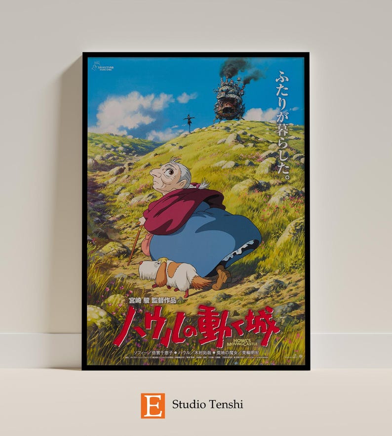 Puede incluir: Un p&oacute;ster de pel&iacute;cula japonesa vintage para la pel&iacute;cula "El Castillo Ambulante de Howl". El p&oacute;ster presenta una ilustraci&oacute;n de una mujer mayor caminando con un perro, con un gran castillo ambulante en el fondo. El texto en el p&oacute;ster dice "El Castillo Ambulante de Howl" en japon&eacute;s.
