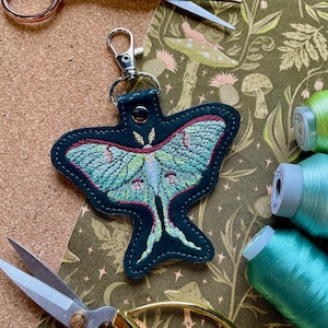 Porte-clés en tissu de liège brodé à la machine Luna Moth
