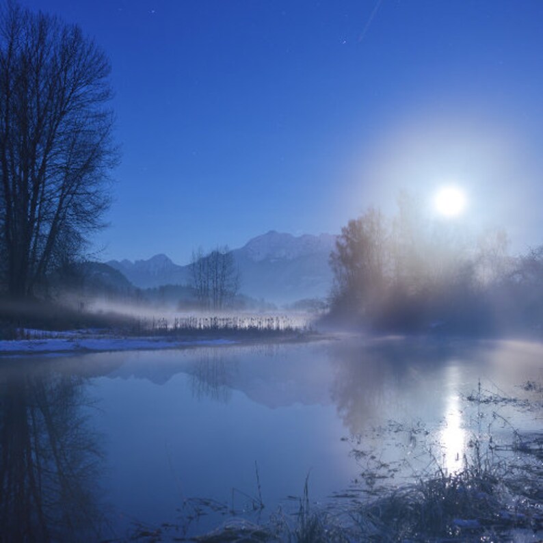 Soy Candle scent inspiration
Sweet flowering, Moon, earthy, woody.

As the sun sets, moonlight softly drenches the opulent night sky. A peppering of glowing stars stretches into infinity above.