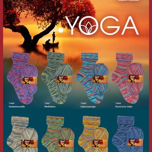 Könnte beinhalten: Bild mit bunten Socken und Wollknäueln mit dem Wort "YOGA" und einem malerischen Hintergrund. Die Socken und das Garn sind in verschiedenen Farben, darunter Blau, Grün und Orange. Das Bild enthält auch den Text "Opal" und deutschen Text.