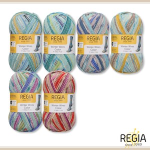 Könnte beinhalten: Sechs Knäuel Regia Winter Wires Color 4-fädig Garn, angeordnet in zwei Reihen. Jedes Knäuel hat ein gelbes Etikett mit dem Text Regia since 1949 und Winter Wires Color. Das Garn zeigt verschiedene mehrfarbige Streifenmuster in Blau-, Grün-, Gelb-, Lila- und Rottönen.