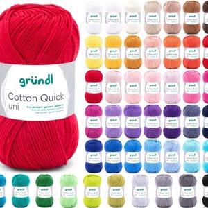 Pode incluir: Uma coleção de novelos de lã coloridos, com uma grande bola vermelha em primeiro plano. O fio é rotulado como "Cotton Quick uni" da marca "gründl". Várias cores são exibidas, incluindo branco, amarelo, rosa, laranja, vermelho, roxo, azul, verde e cinza.