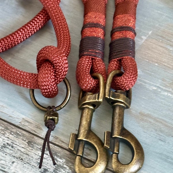 Touwlijn en halsbandset gepersonaliseerd in brons, verstelbaar met antieke koperen fittingen en leren naamplaatje
