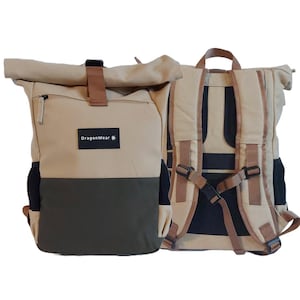 Può includere: Uno zaino in tela beige e verde con chiusura a rotolo e spallacci regolabili. Lo zaino ha un logo che dice "DragonWear" sul davanti.