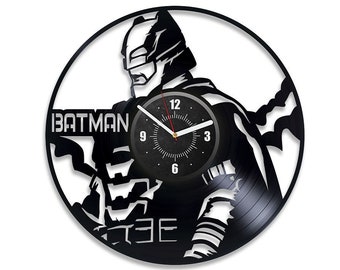 Könnte beinhalten: Schwarze Schallplattenuhr mit einer Silhouette von Batman und dem Text "BATMAN" auf dem Zifferblatt. Das Zifferblatt hat einen schwarzen Hintergrund mit weißen Zahlen und einem roten Sekundenzeiger.