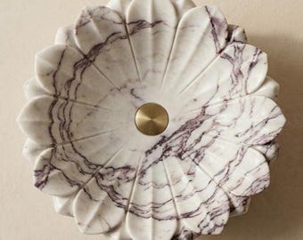 Waschbecken aus Calacatta Viola Marmor mit Lotusmotiv, blumenverzierter Aufsatzwaschtisch, luxuriöser Waschtisch für Gästetoiletten