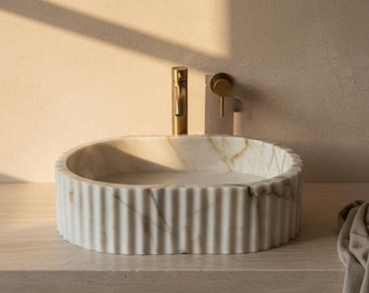 Lavabo de baño de mármol estriado artesanal – 61×41×15 cm / Petra Vera