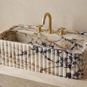 Vasque de salle de bain en marbre cannelé Calacatta Viola, lavabo en pierre de luxe fabriqué à la main