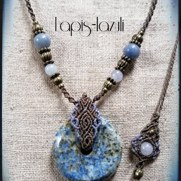 Collier bohème en micro-macramé et pierre naturelle de Lapis-lazuli