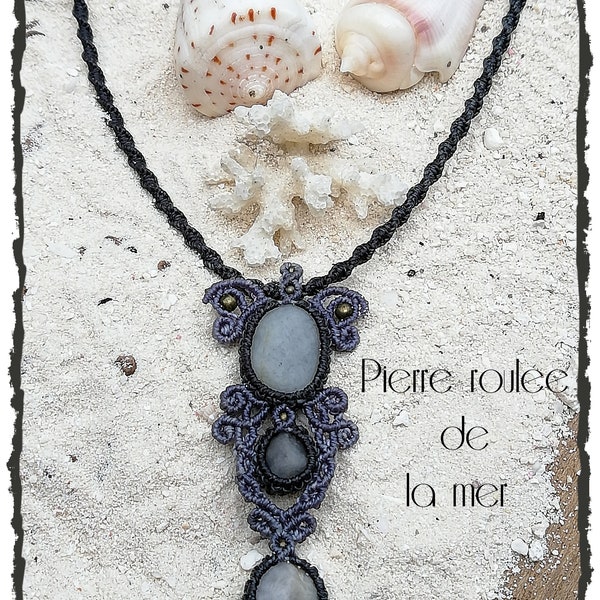 Collier bohème en micro-macramé et pierres roulées de la mer