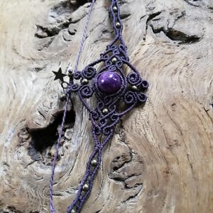 Boho-Armband aus Mikro-Makramee und natürlicher Amethystperle