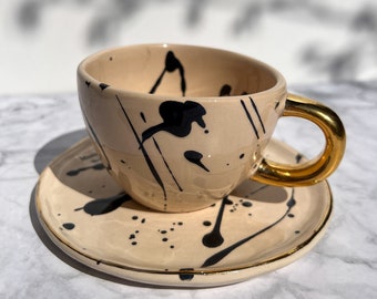 Handgemachte Keramiktasse mit Untertasse: 12k Gold Griff, Black Splash Design