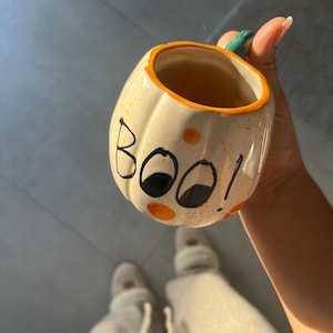 Keramik Kürbis BOO Becher / Halloween Tasse Dekor / Herbst Kaffee & Teebecher / Handgemachte Herbst Kürbis Tasse mit Henkel