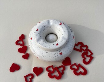 Von Liebe inspirierter Keramikaschenbecher - handgefertigt mit roten Herzakzenten