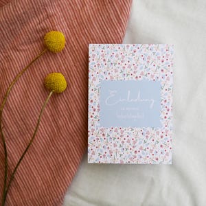 Verjaardagsuitnodigingskaart met bloemen, jarig meisje