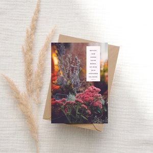 Tarjeta de verano con versículo bíblico "Encomienda al Señor tus obras", flores, verano