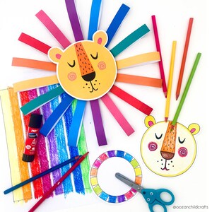 K&ouml;nnte beinhalten: Ein farbenfrohes Bastelprojekt mit einem L&ouml;wenkopf, dessen M&auml;hne aus regenbogenfarbenen Papierstreifen besteht. Das Bild zeigt au&szlig;erdem einen Farbkreis, Buntstifte und einen Klebestift.