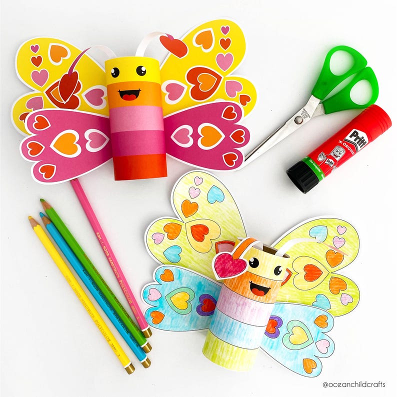 Pode incluir: Dois trabalhos manuais de borboleta coloridos feitos com papel e rolos de papel higi&ecirc;nico. As borboletas t&ecirc;m asas cor-de-rosa, amarelas, azuis e verdes com cora&ccedil;&otilde;es. As borboletas t&ecirc;m olhos saltitantes e bocas sorridentes. A imagem tamb&eacute;m inclui l&aacute;pis de cor, tesoura e cola.