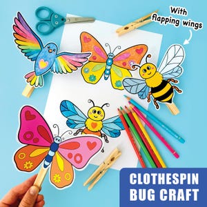 Puede incluir: Un proyecto de manualidades colorido con mariposas de papel, un pájaro y una abeja, cada uno unido a pinzas de ropa. La imagen incluye lápices de colores, tijeras y el texto "Clothes pin bug craft" sobre un fondo azul. Las alas están diseñadas para aletear.
