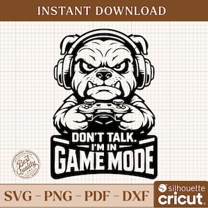 Peut inclure: Graphique noir et blanc d'un bouledogue avec un casque et une manette de jeu. Le texte "DON'T TALK. I'M IN GAME MODE" est en dessous. L'image est étiquetée "SVG - PNG - PDF - DXF".