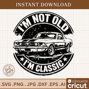 Peut inclure: Graphique noir et blanc d'une voiture classique avec le texte "I'M NOT OLD I'M CLASSIC". Le design comprend un emblème circulaire avec des étoiles et les mots "Best Quality Guarantee".