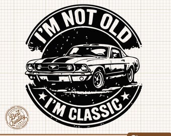 Könnte beinhalten: Schwarz-weiß Grafik eines klassischen Autos mit dem Text "I'M NOT OLD I'M CLASSIC". Das Design enthält ein rundes Emblem mit Sternen und den Worten "Best Quality Guarantee".