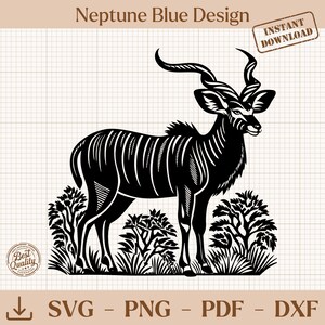 Könnte beinhalten: Schwarz-Weiß-Illustration eines Kudu-Antilopenbullen vor stilisierten Büschen. Das Bild enthält den Text "Neptune Blue Design" und "Sofort-Download". Die Bilddateien sind: SVG, PNG, PDF und DXF.