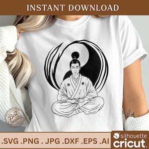 Peut inclure: T-shirt blanc avec une illustration noire d'une figure méditative en tenue traditionnelle, sur fond de symbole yin-yang. Le texte "INSTANT DOWNLOAD" est en haut. Formats de fichiers inclus : SVG, PNG, JPG, DXF, EPS, AI.