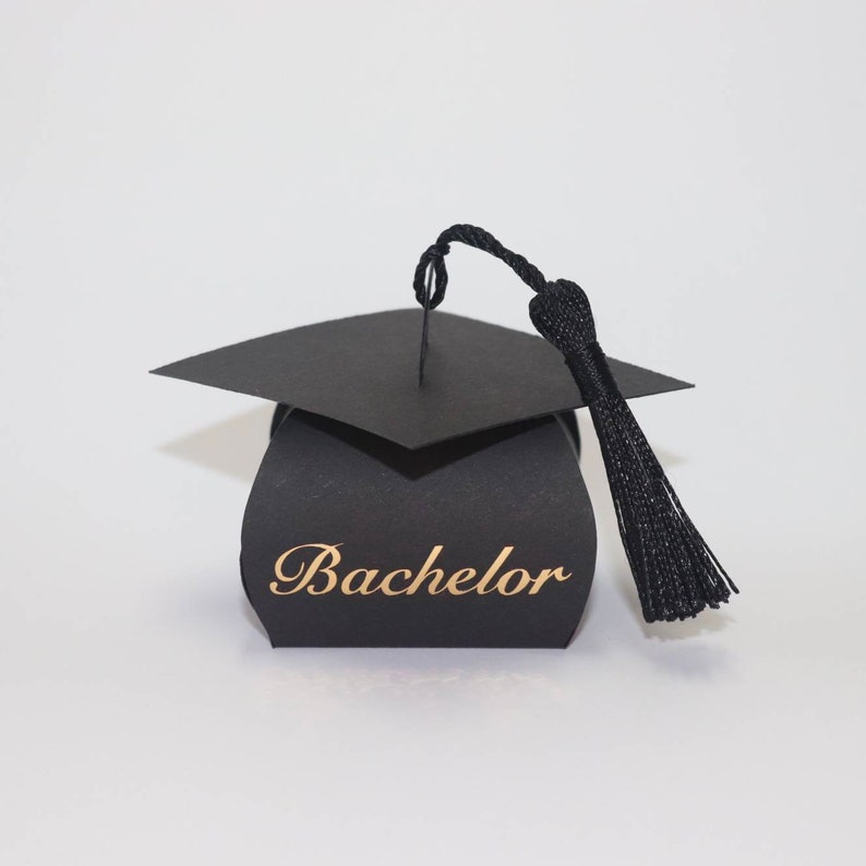 Master Bachelor Abitur Abschluss Geldgeschenk Geschenk Geschenkbox Doktorhut Hochschule Schulabschluss Staatsexamen Absolventenhut Name Bild 2