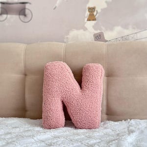 Almohada de peluche con letras, letras de tela, almohada con iniciales, letra de terciopelo, almohada con el alfabeto, regalo para el Día de la Madre, almohada de tela bouclé, regalo para la esposa
