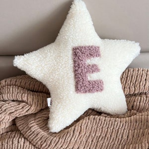 Cojín con letras, letras de terciopelo, letras de tela, almohada con monograma, almohada con nombre de bebé, funda de almohada con nombre, letras bordadas, almohada con nombre personalizada