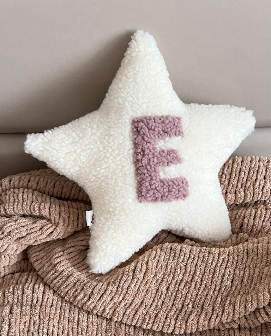 Coussin avec lettres, Lettres en velours, Lettres en tissu, Oreiller à monogramme, Oreiller pour prénom de bébé, Housse de coussin avec prénom, Lettres brodées, Oreiller avec prénom personnalisé
