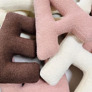 Letterkussen van teddystof: pluche kinderkamerdecoratie met alfabet