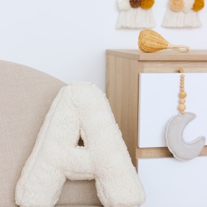 Cojín Letra A de tela de varios tamaños y colores para decorar una habitación infantil o regalo personalizado para un bautizo.
