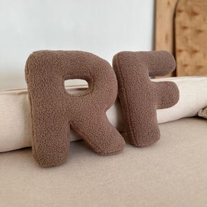 Almohadas con letras iniciales bordadas, letras iniciales de tela, almohada de peluche con el alfabeto, regalo de Pascua para niños, Feliz Pascua, regalo para el día de la madre